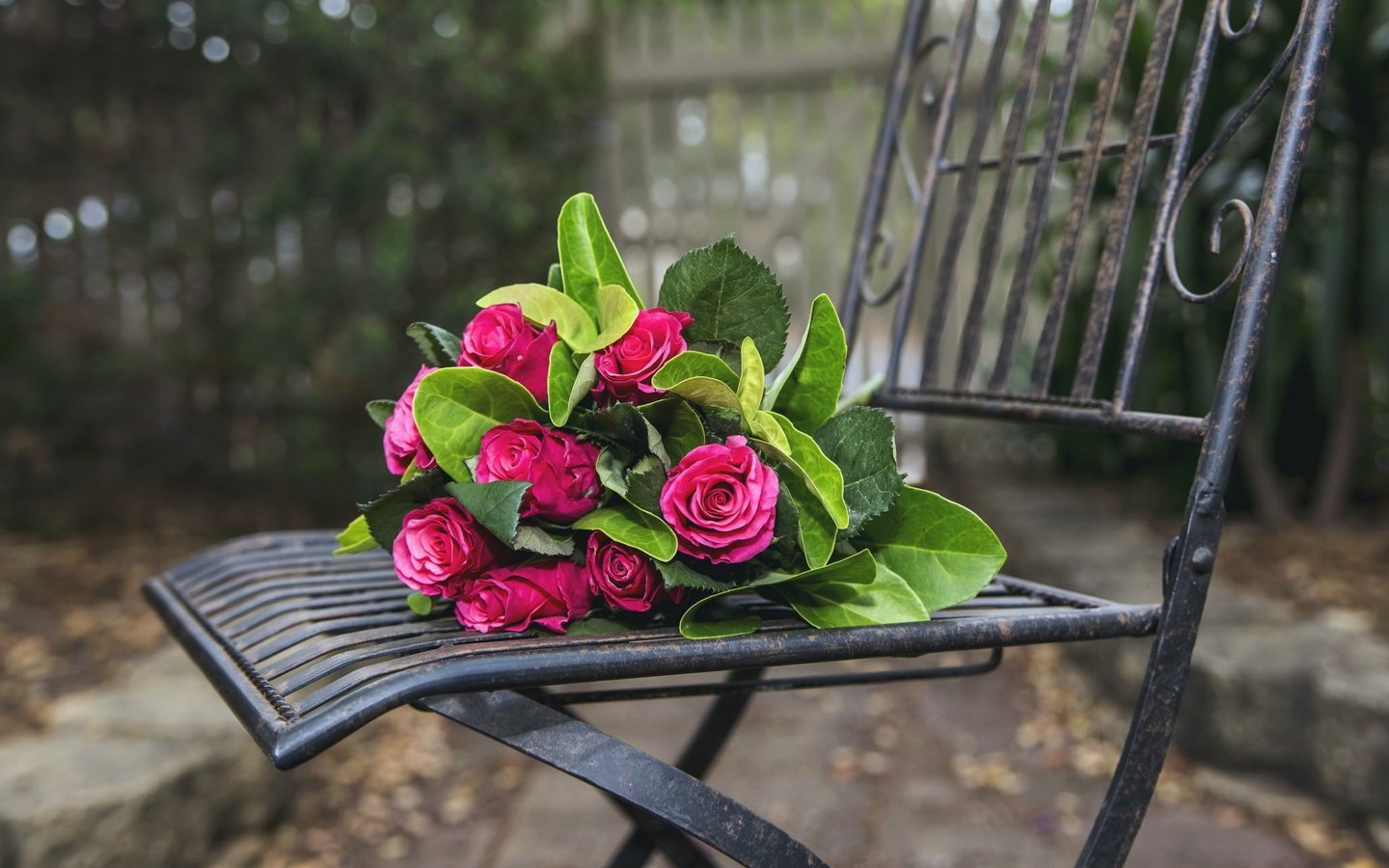 Обои цветы, розы, стул, букет, flowers, roses, chair, bouquet разрешение 1920x1200 Загрузить