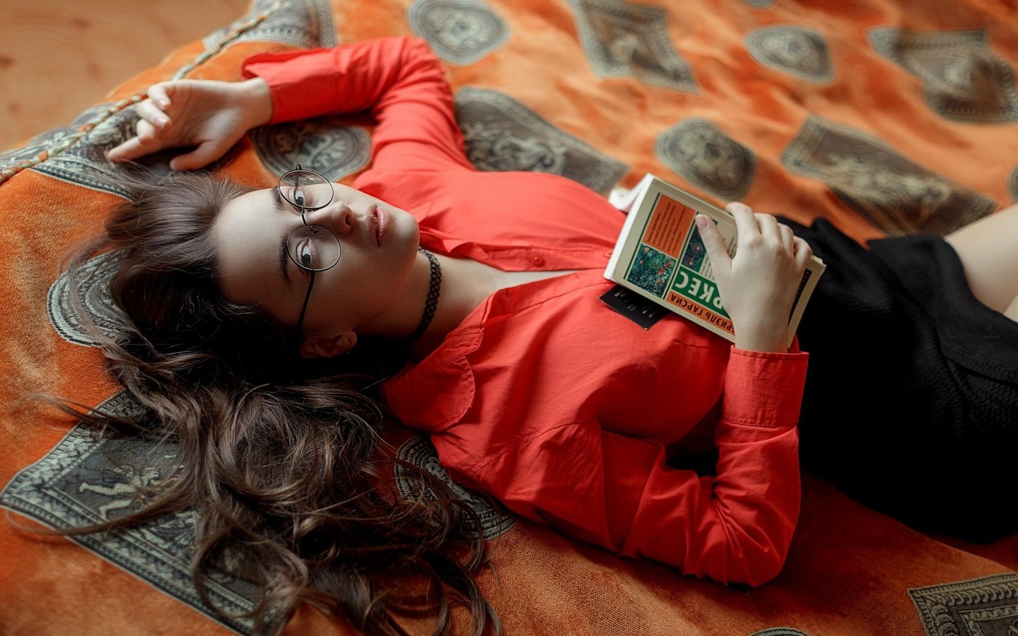 Обои девушка, очки, юбка, ножки, книга, рубашка, степан гладков, girl, glasses, skirt, legs, book, shirt, stepan gladkov разрешение 1920x1200 Загрузить