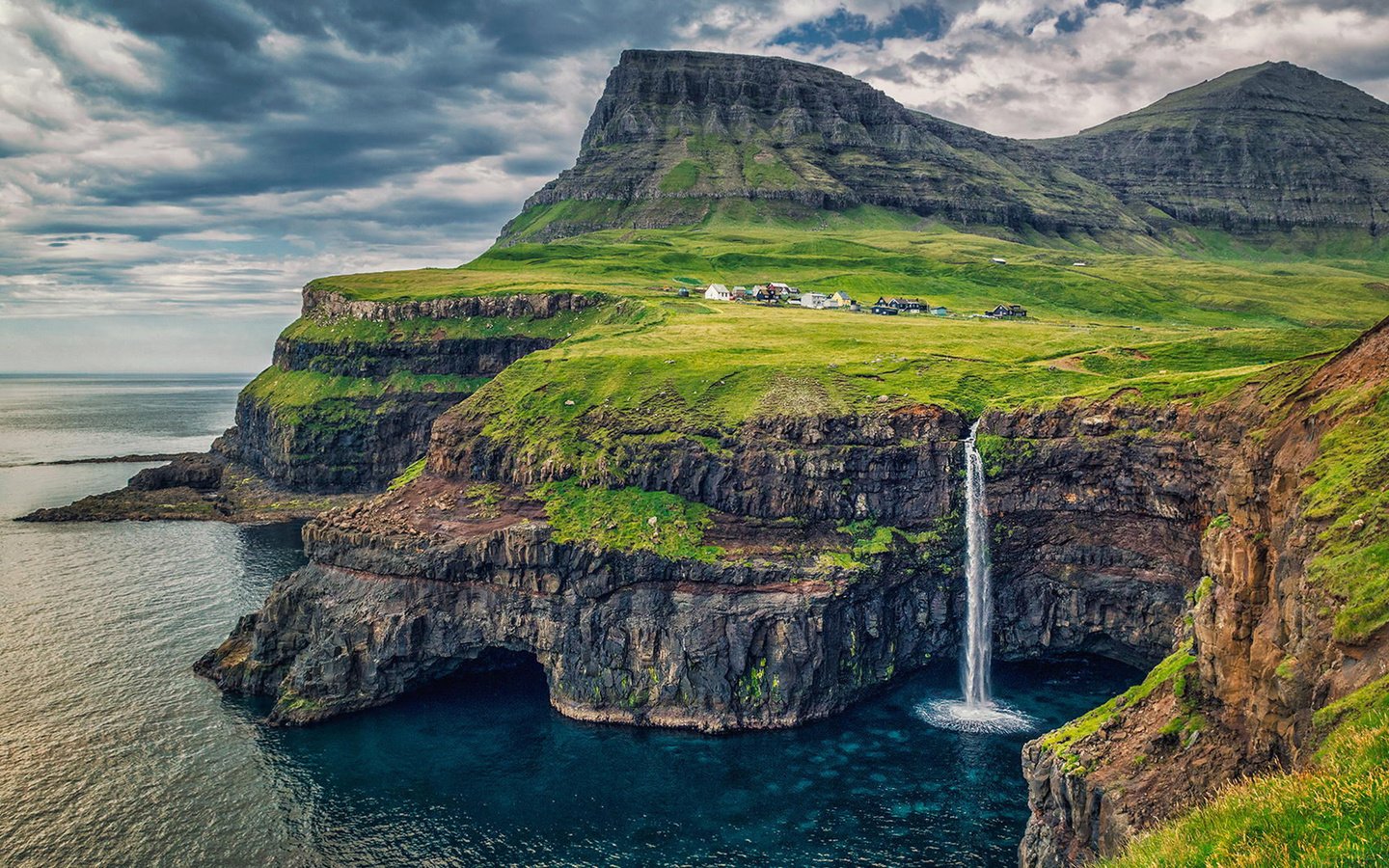 Обои скалы, природа, море, водопад, фарерские острова, дания, паксмурно, rocks, nature, sea, waterfall, faroe islands, denmark, pasmurno разрешение 1920x1080 Загрузить