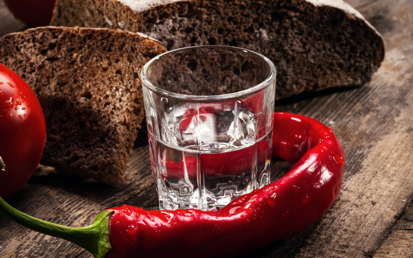 Обои хлеб, водка, чили, перец, рюмка, деревянная поверхность, bread, vodka, chile, pepper, glass, wooden surface разрешение 2719x2009 Загрузить