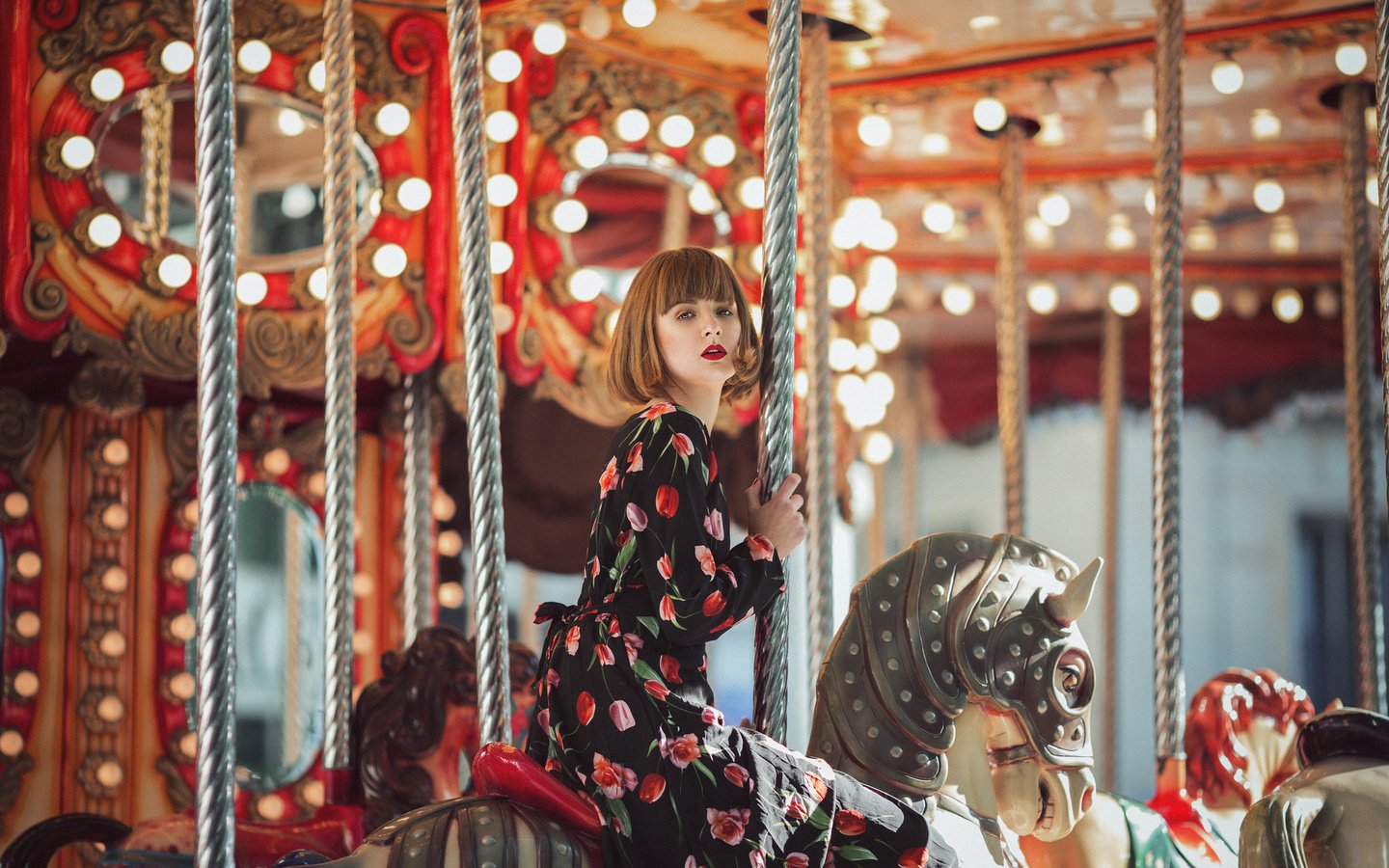 Обои модель, волосы, лицо, лошадка, взгляд., карусель, mara saiz, model, hair, face, horse, look., carousel разрешение 2048x1365 Загрузить