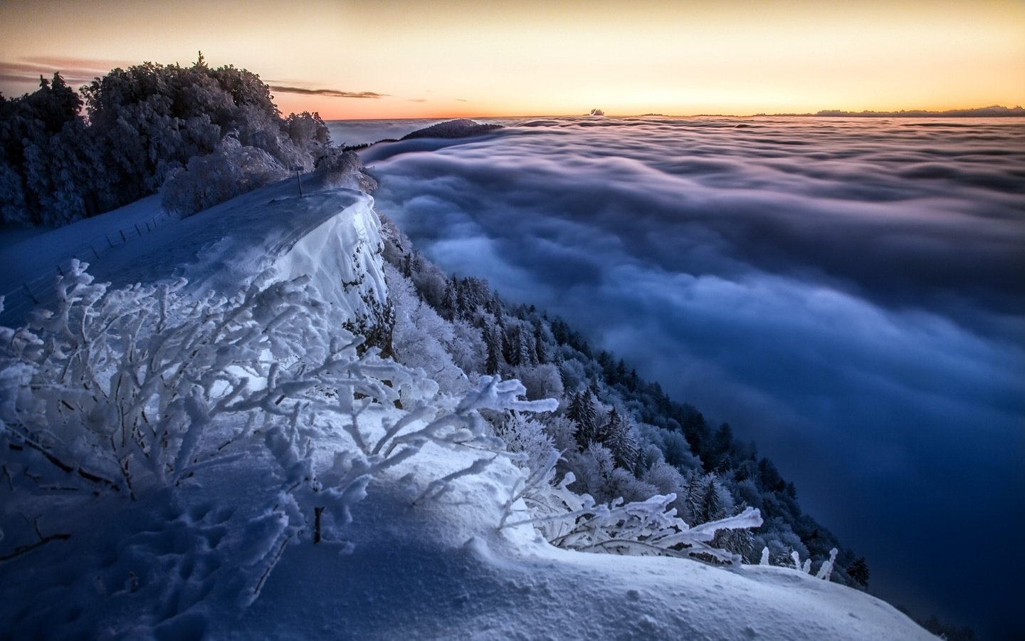 Обои облака, деревья, горы, снег, природа, зима, ветки, кусты, clouds, trees, mountains, snow, nature, winter, branches, the bushes разрешение 2048x1295 Загрузить