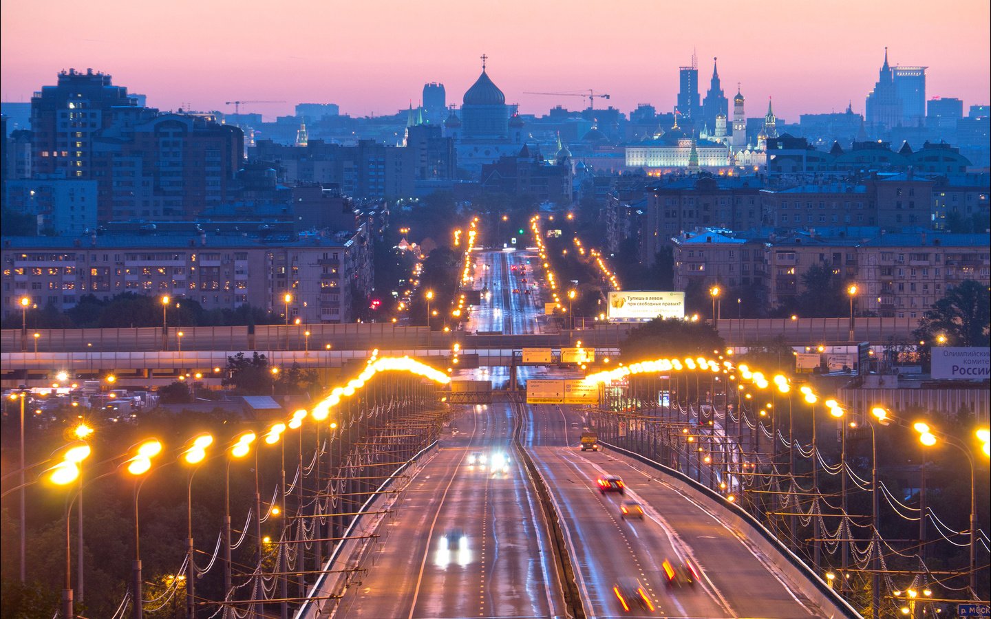 Обои дорога, фонари, огни, вечер, москва, мост, дома, россия, road, lights, the evening, moscow, bridge, home, russia разрешение 2400x1604 Загрузить