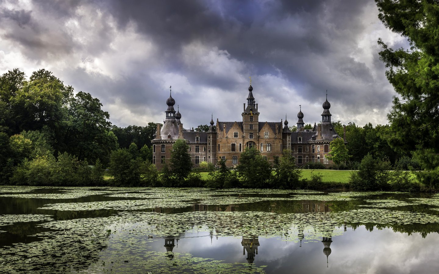 Обои облака, деревья, природа, замок, пруд, дворец, бельгия, ooidonk, clouds, trees, nature, castle, pond, palace, belgium разрешение 5195x3000 Загрузить