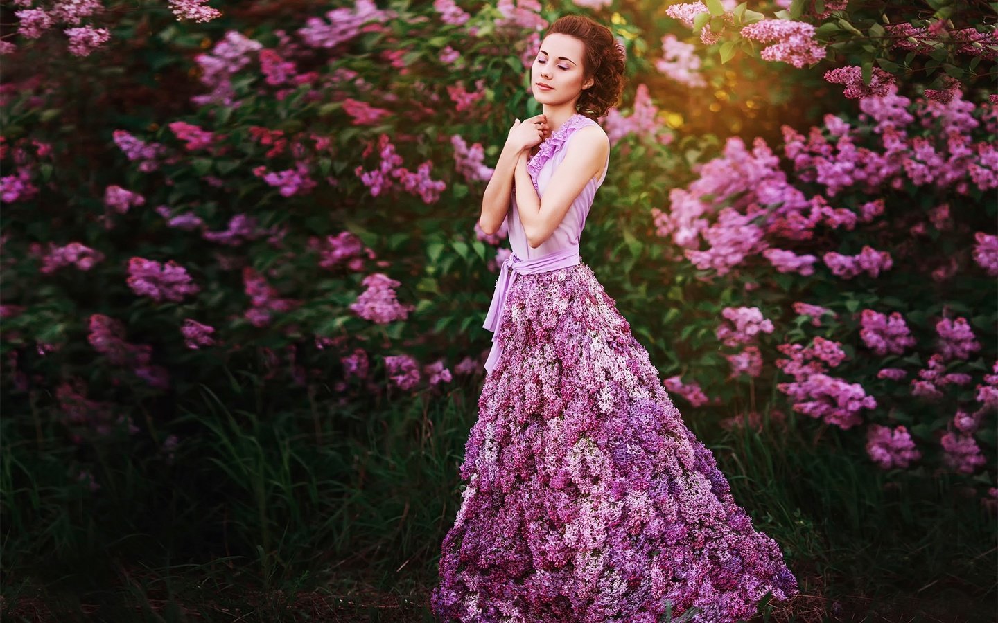 Обои цветы, девушка, платье, весна, сирень, закрытые глаза, lilac dreams, flowers, girl, dress, spring, lilac, closed eyes разрешение 1920x1280 Загрузить