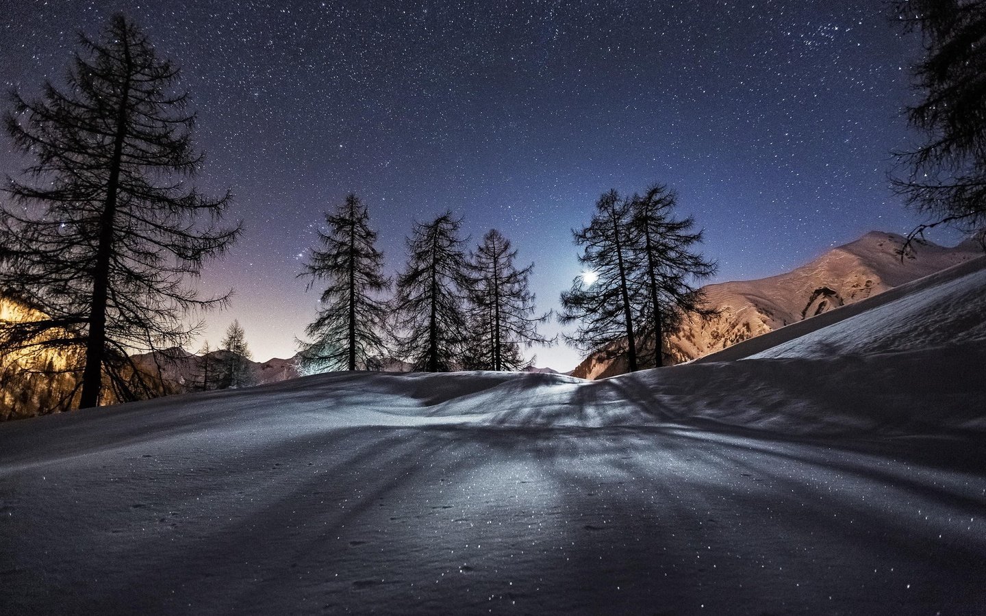 Обои небо, звезды, ночь, луна, деревья, горы, снег, природа, лес, зима, the sky, stars, night, the moon, trees, mountains, snow, nature, forest, winter разрешение 2048x1365 Загрузить