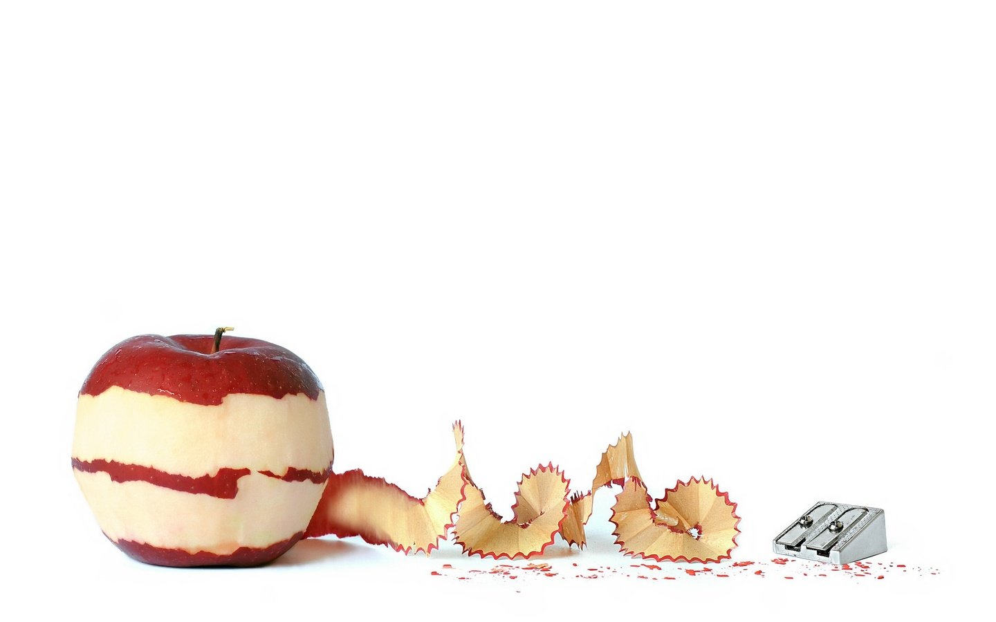 Обои фон, фрукты, яблоко, стружка, кожура, точилка, строгалка, background, fruit, apple, chips, peel, sharpener, strogili разрешение 2048x1365 Загрузить