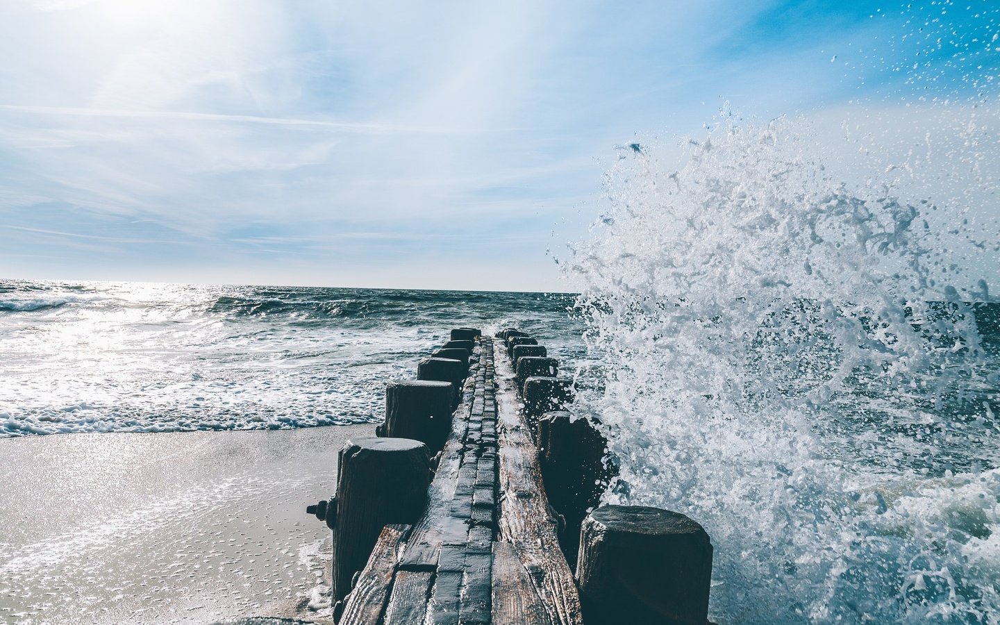 Обои облака, берег, море, пляж, горизонт, волна, брызги, океан, clouds, shore, sea, beach, horizon, wave, squirt, the ocean разрешение 2048x1365 Загрузить