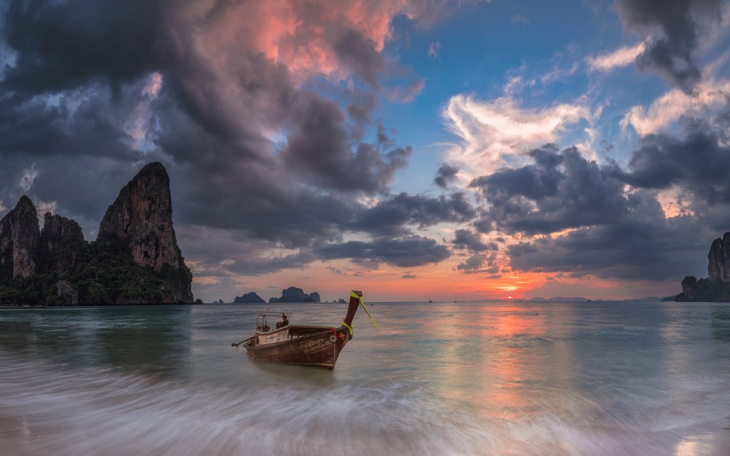 Обои облака, скалы, море, лодка, зарево, таиланд, краби, clouds, rocks, sea, boat, glow, thailand, krabi разрешение 2048x1160 Загрузить