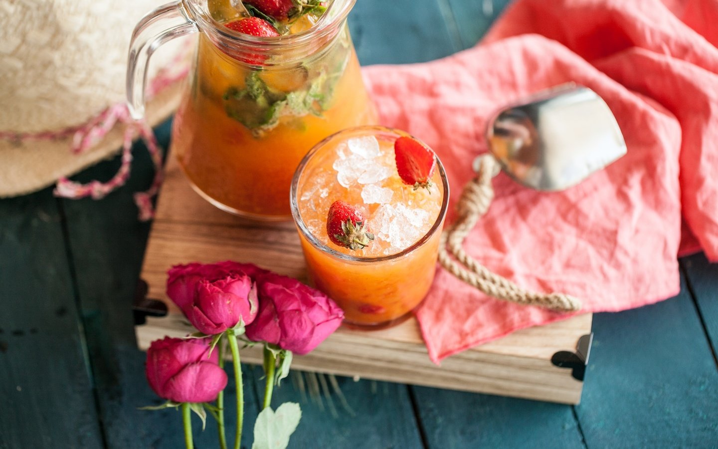 Обои цветы, напиток, розы, клубника, лёд, ягоды, сок, лимонад, flowers, drink, roses, strawberry, ice, berries, juice, lemonade разрешение 2048x1365 Загрузить