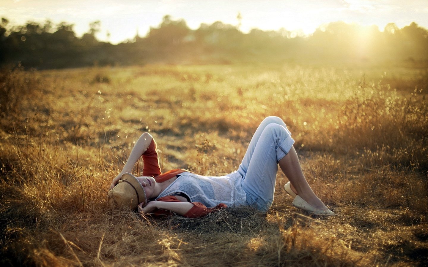 Обои свет, трава, закат, девушка, настроение, поле, шляпа, light, grass, sunset, girl, mood, field, hat разрешение 1920x1280 Загрузить