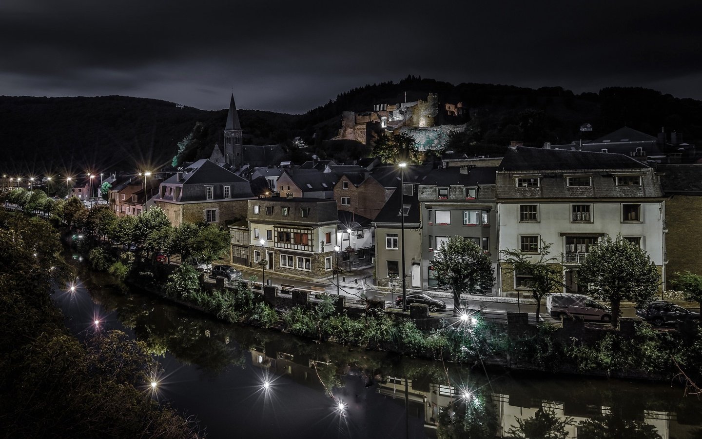 Обои ночь, огни, река, дома, бельгия, ла-рош-ан-арден, night, lights, river, home, belgium, la roche-en-ardenne разрешение 2048x1358 Загрузить