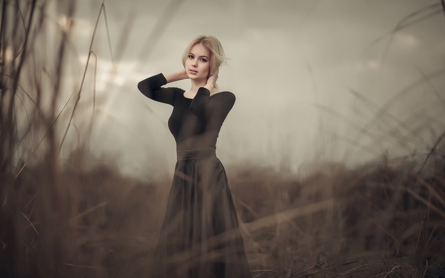 Обои природа, закат, платье, блондинка, модель, лицо, angelos tzitzifopoulos, nature, sunset, dress, blonde, model, face разрешение 2048x1363 Загрузить