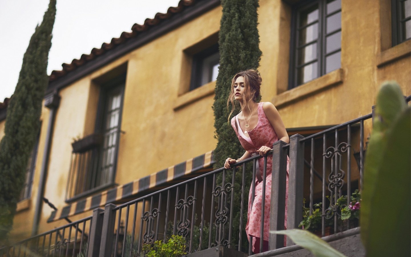 Обои актриса, балкон, ожерелье, джессика альба, розовое платье, actress, balcony, necklace, jessica alba, pink dress разрешение 2500x1657 Загрузить