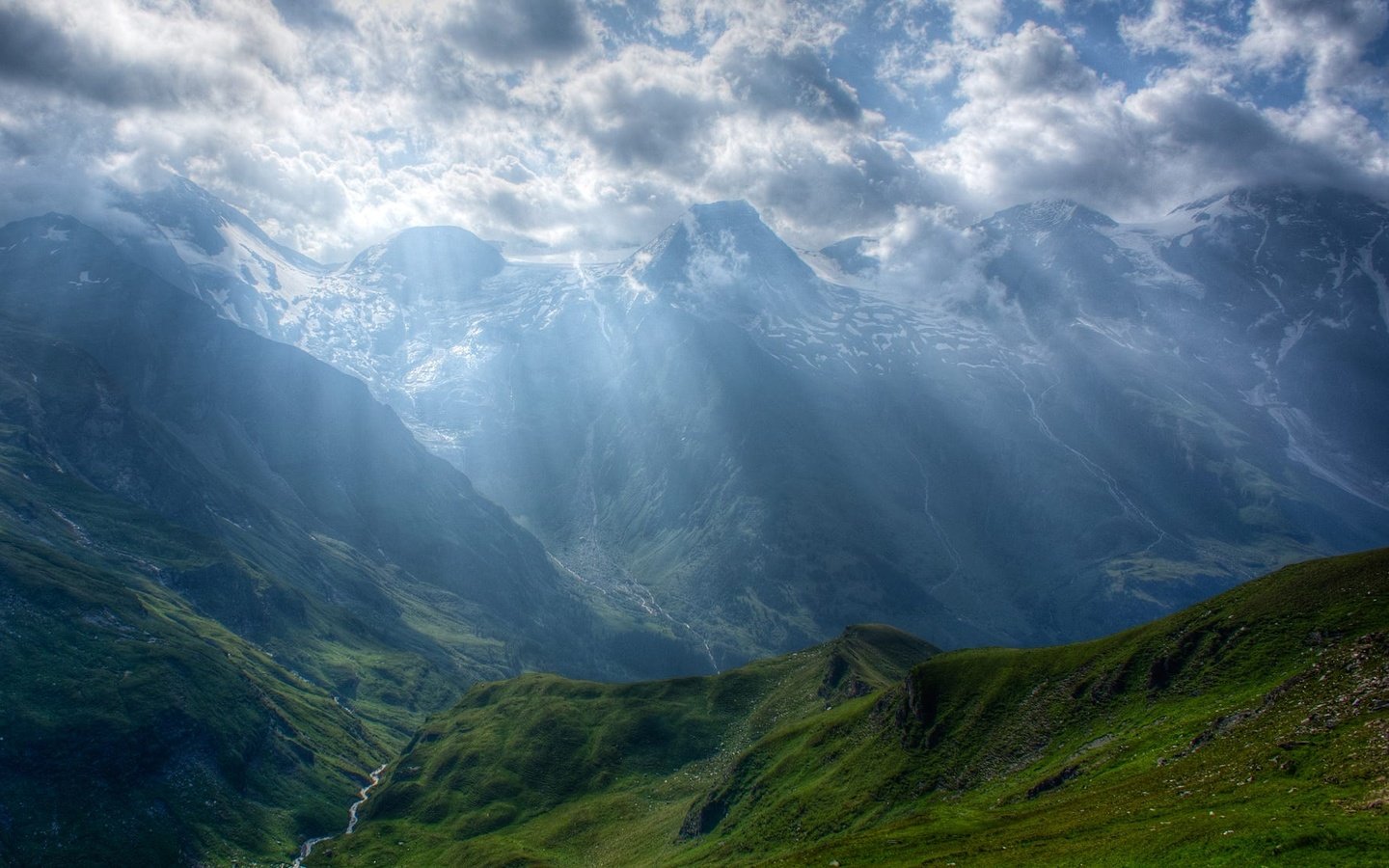 Обои небо, трава, облака, горы, холмы, долина, the sky, grass, clouds, mountains, hills, valley разрешение 2000x1125 Загрузить