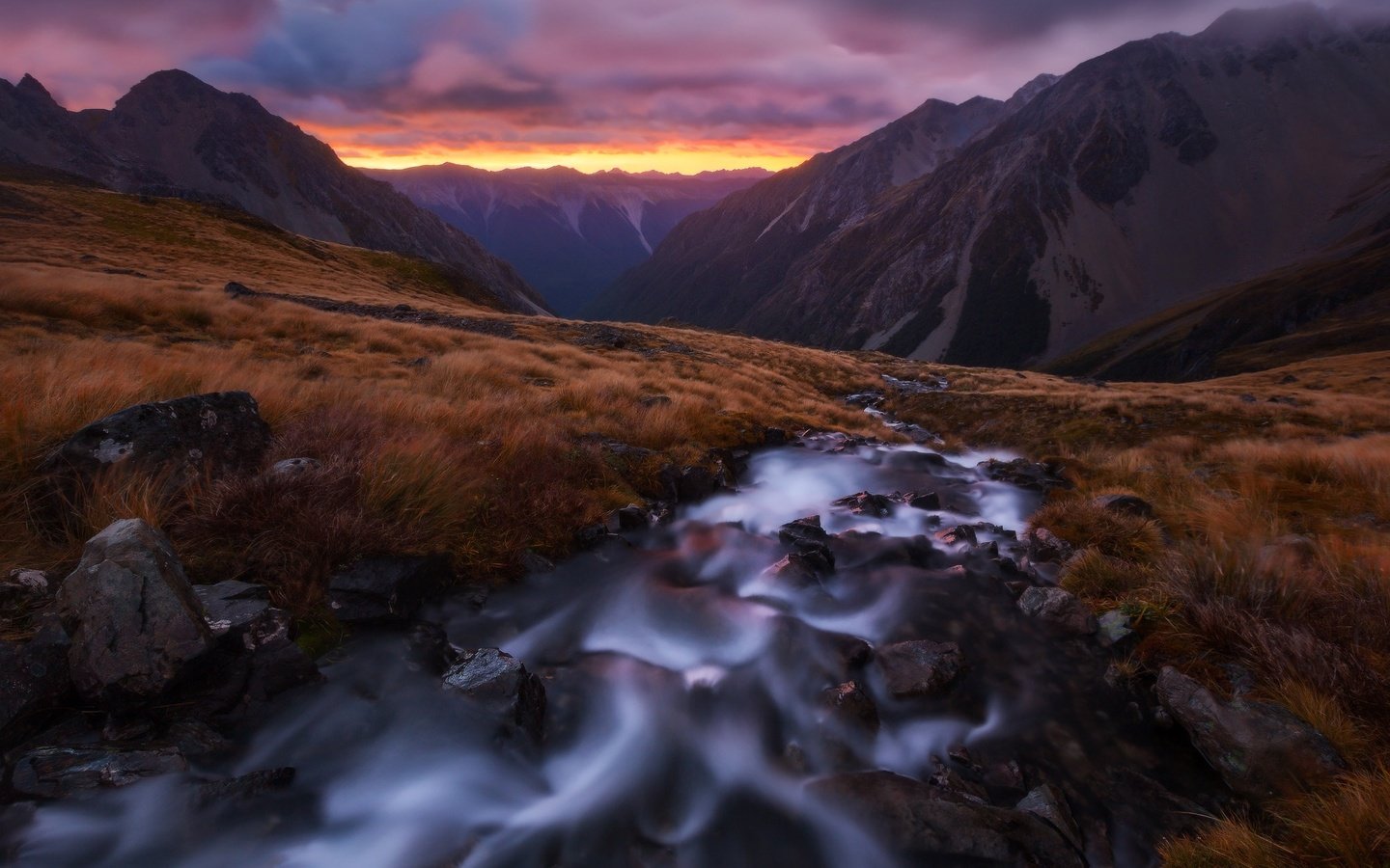 Обои небо, облака, река, горы, закат, ручей, поле, the sky, clouds, river, mountains, sunset, stream, field разрешение 2048x1365 Загрузить