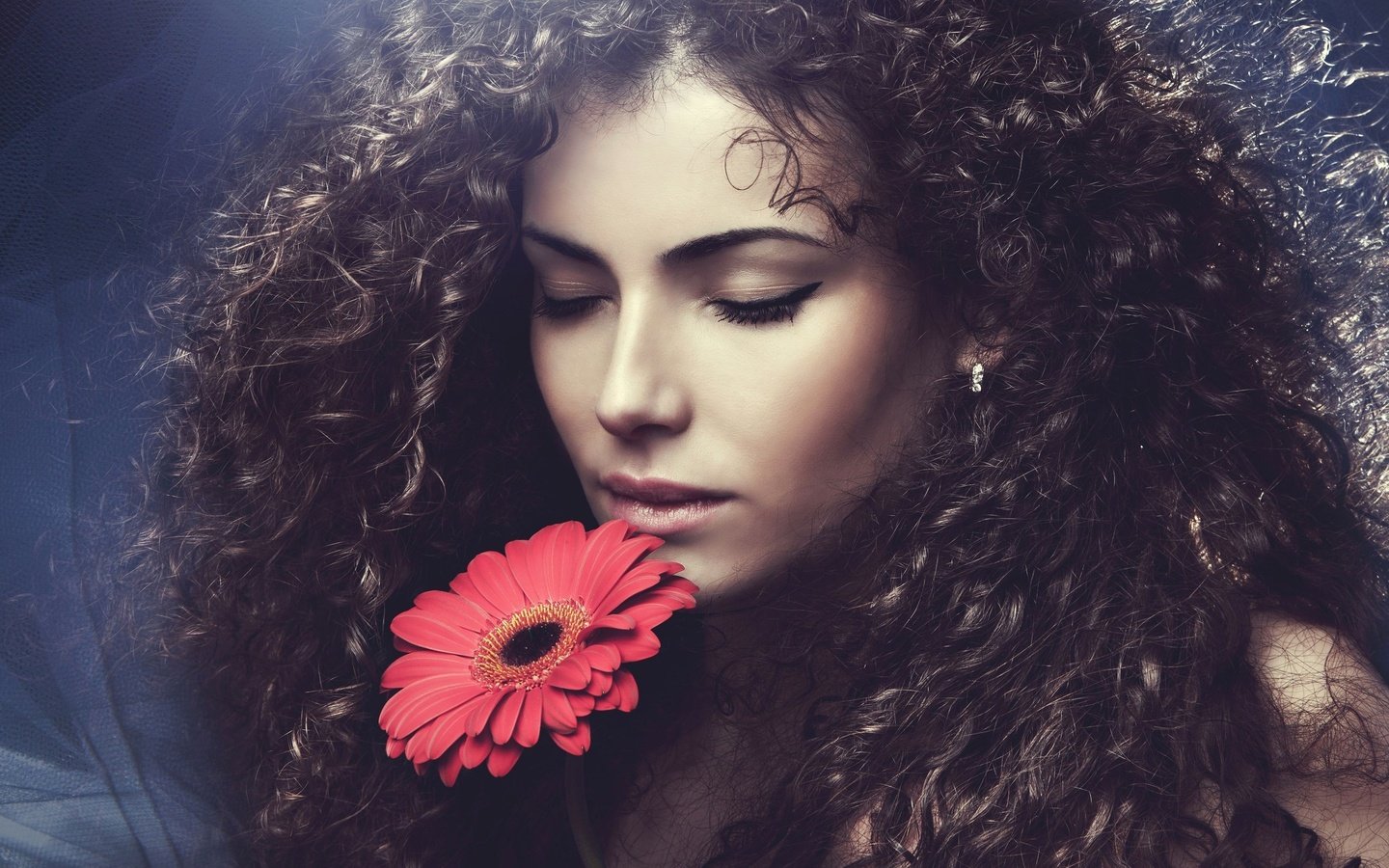 Обои девушка, цветок, волосы, розовый, лицо, кудрявая, girl, flower, hair, pink, face, curly разрешение 2560x1600 Загрузить