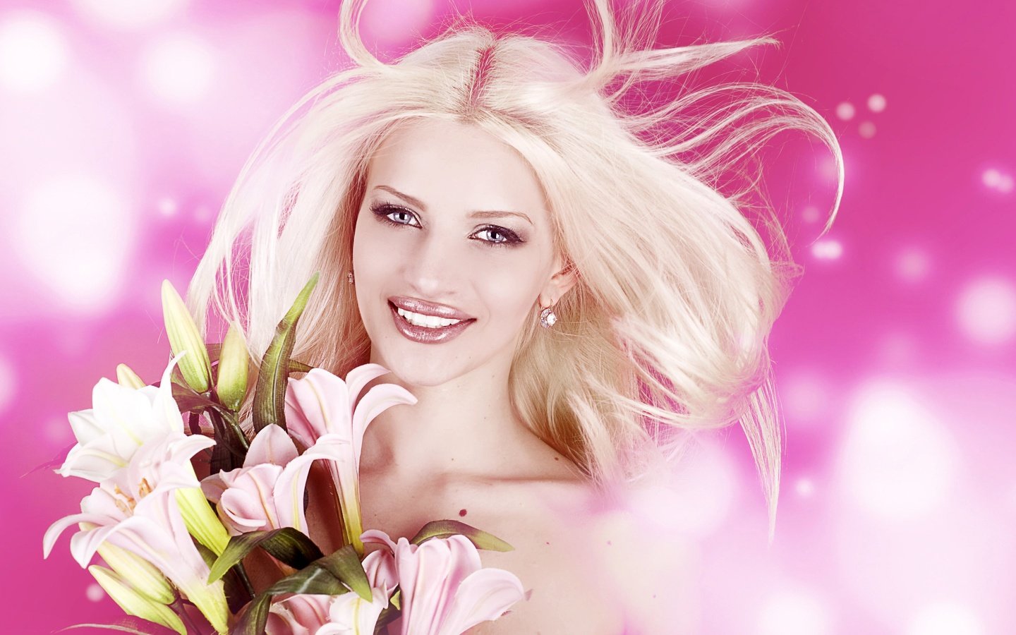 Обои цветы, девушка, блондинка, улыбка, модель, губы, лилии, боке, flowers, girl, blonde, smile, model, lips, lily, bokeh разрешение 3872x2448 Загрузить