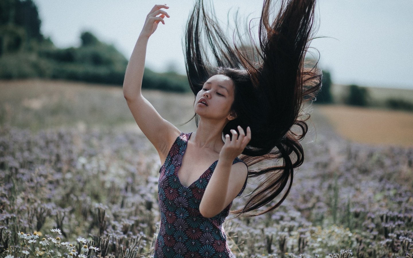 Обои цветы, настроение, поза, луг, волосы, руки, боке, mia tia, flowers, mood, pose, meadow, hair, hands, bokeh разрешение 4000x2667 Загрузить