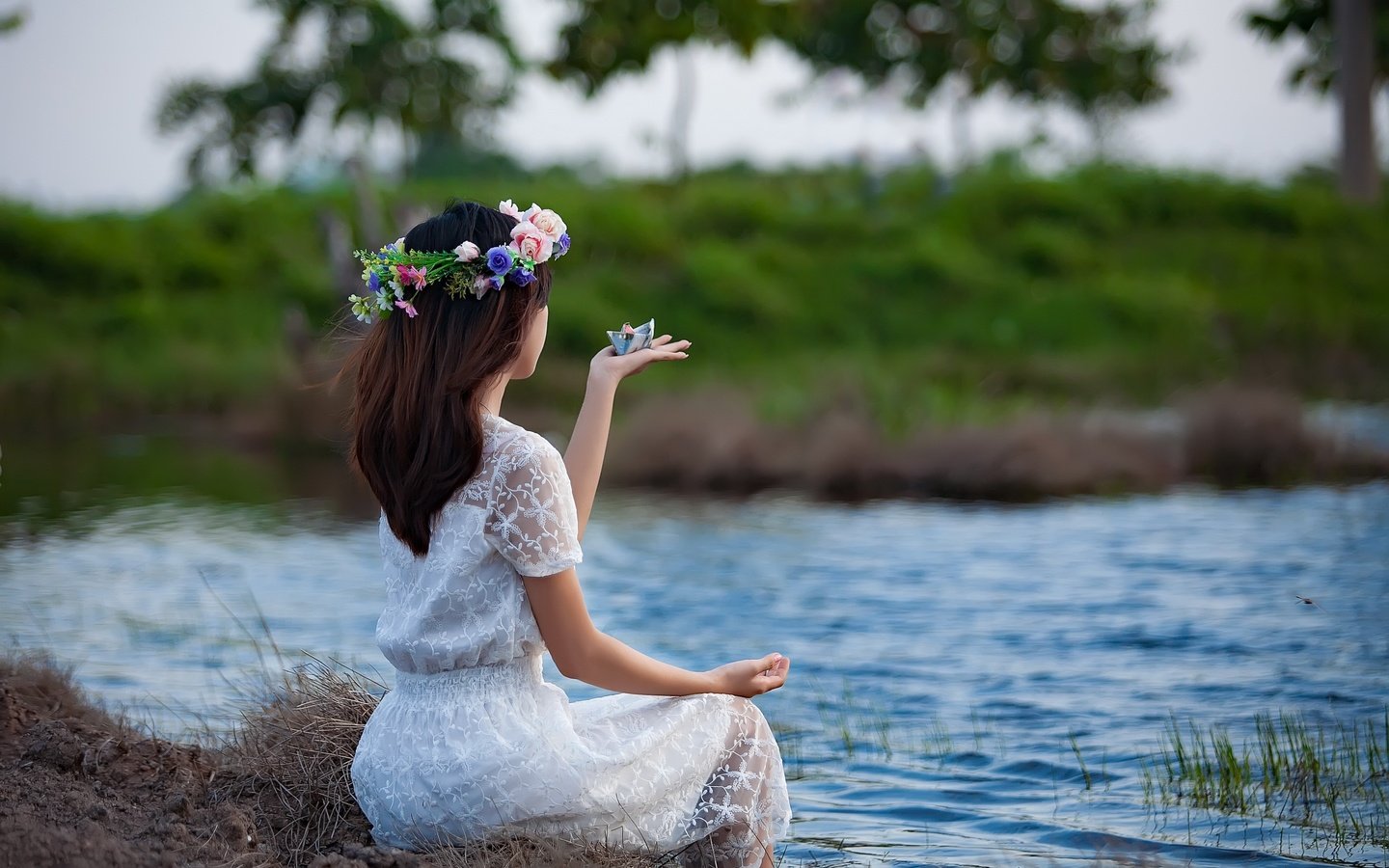 Обои девушка, поза, водоем, венок, белое платье, кораблик, girl, pose, pond, wreath, white dress, boat разрешение 2560x1643 Загрузить