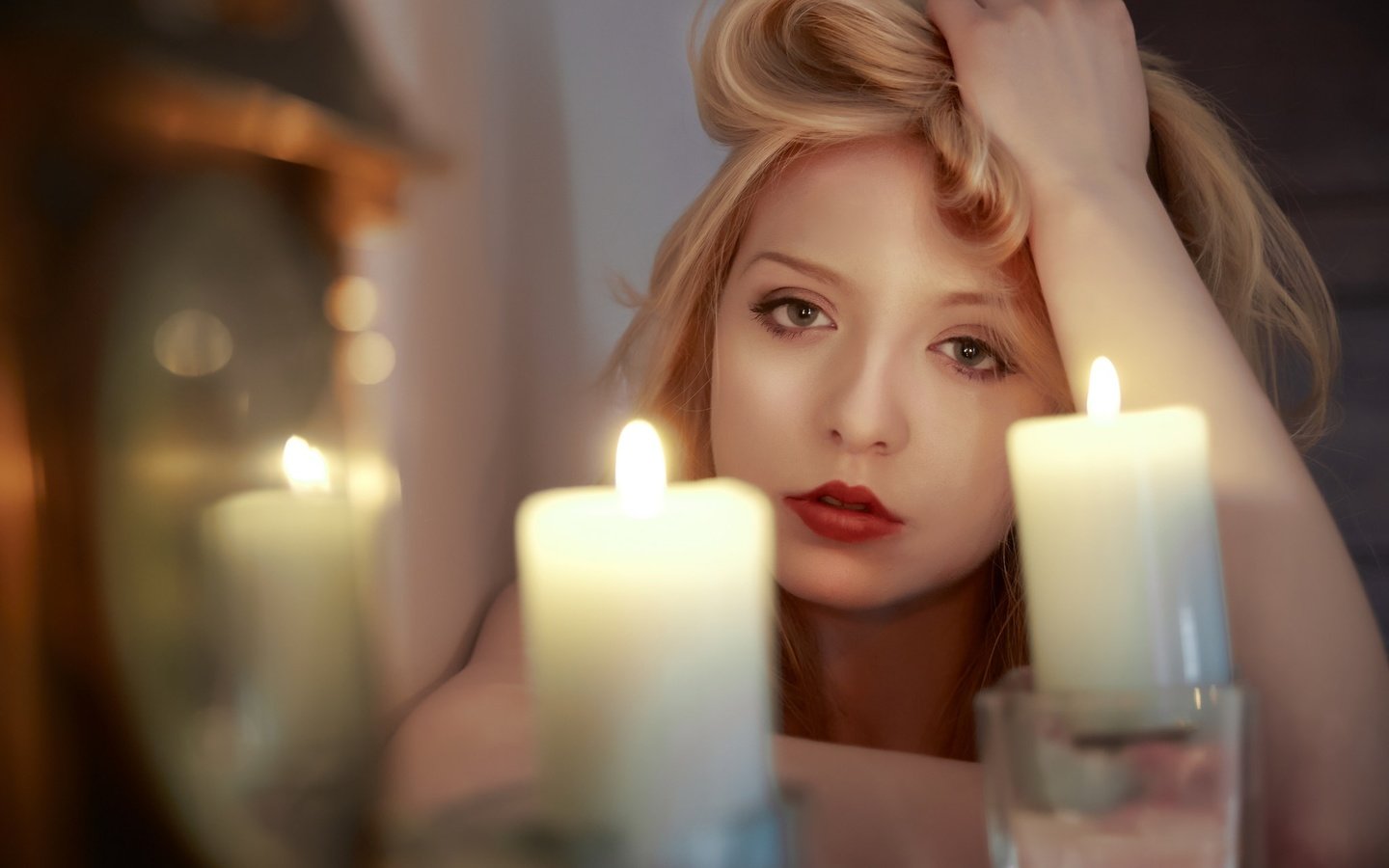 Обои свечи, девушка, блондинка, взгляд, губы, лицо, candles, girl, blonde, look, lips, face разрешение 2048x1365 Загрузить