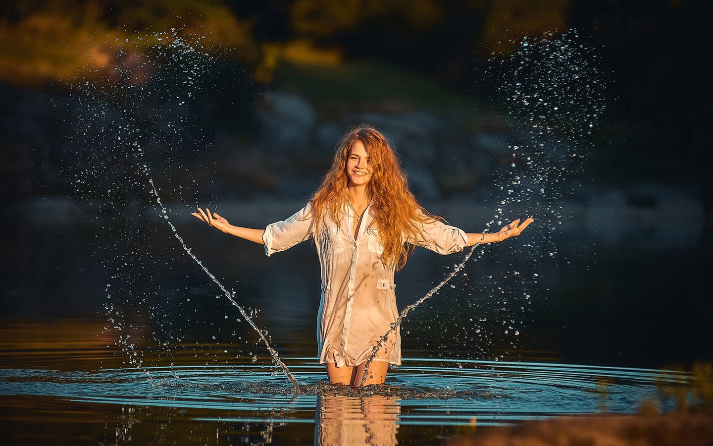 Обои вода, девушка, фон, улыбка, взгляд, брызги, рыжеволосая, water, girl, background, smile, look, squirt, redhead разрешение 1920x1200 Загрузить