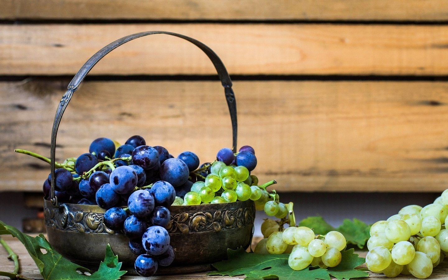 Обои листья, виноград, стол, ягоды, корзинка, грозди, leaves, grapes, table, berries, basket, bunches разрешение 1920x1200 Загрузить