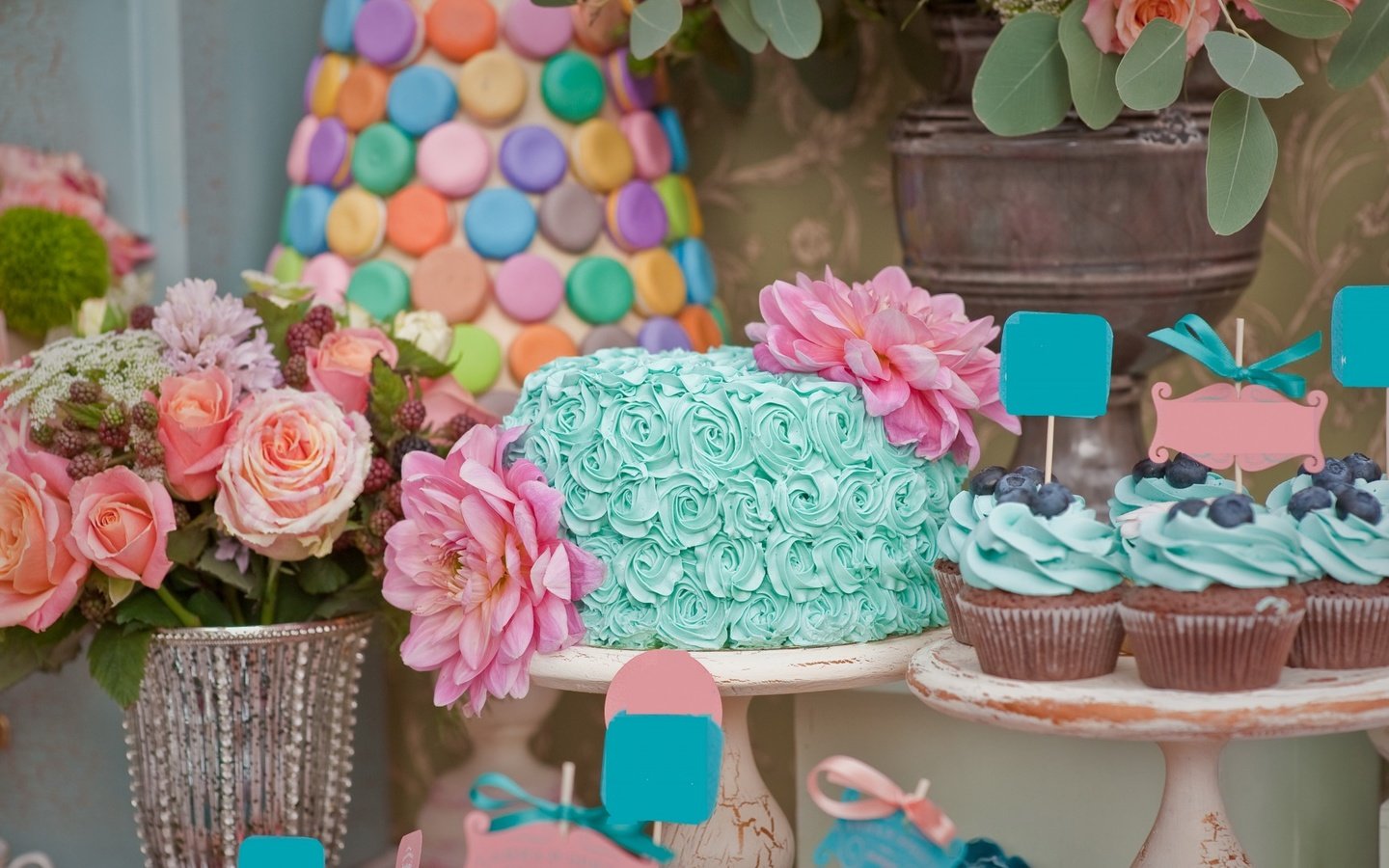 Обои цветы, черника, торт, кексы, flowers, blueberries, cake, cupcakes разрешение 1920x1080 Загрузить
