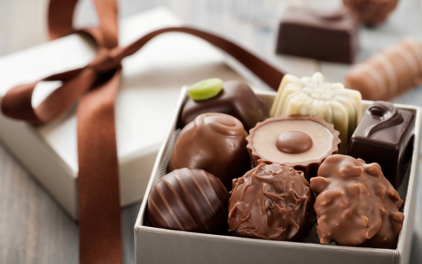 Обои конфеты, шоколад, бантик, коробочка, ассорти, candy, chocolate, bow, box, cuts разрешение 1920x1080 Загрузить