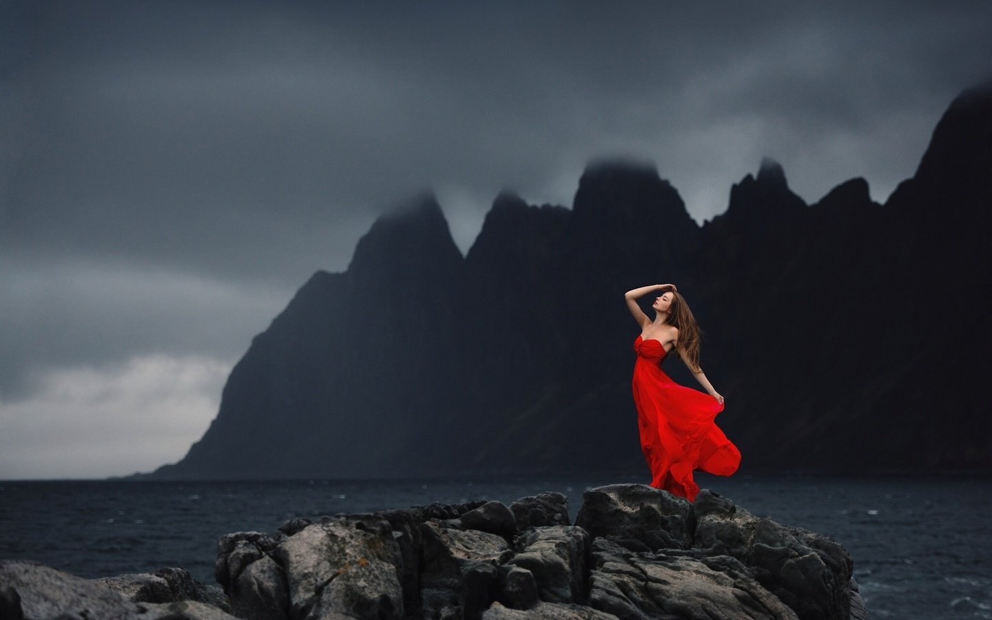 Обои красное платье, скалы, камни, берег, девушка, море, залив, модель, волосы, red dress, rocks, stones, shore, girl, sea, bay, model, hair разрешение 2048x1463 Загрузить