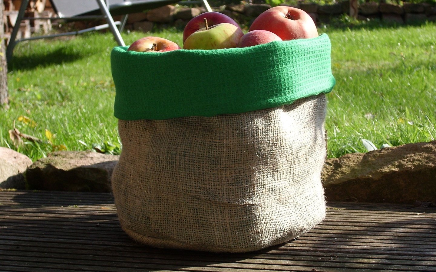 Обои трава, фрукты, яблоки, осень, мешок, витамины, урожай, плоды, grass, fruit, apples, autumn, bag, vitamins, harvest разрешение 3072x1728 Загрузить