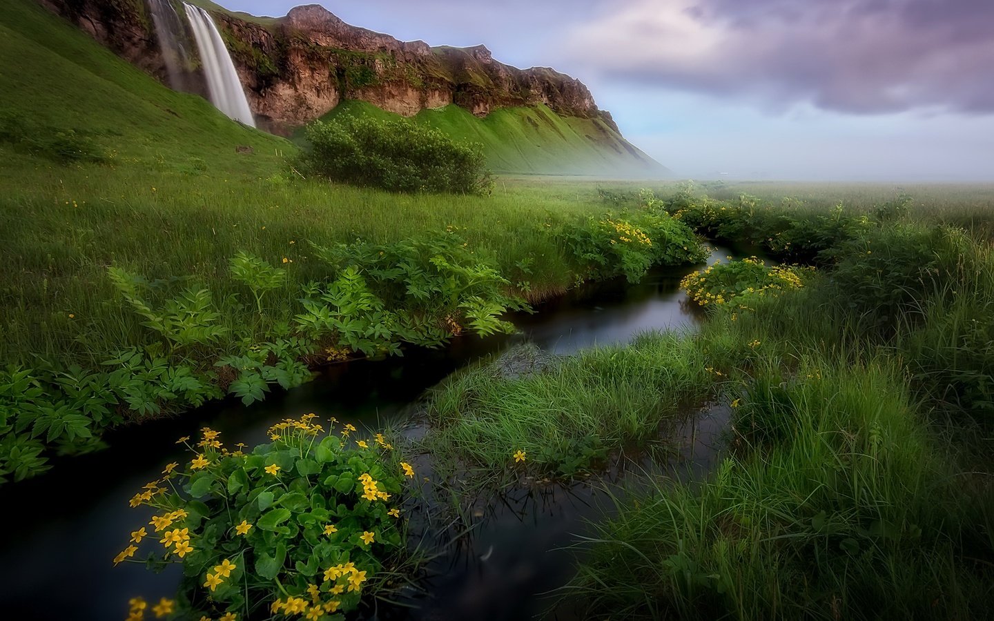 Обои небо, водопад, цветы, трава, облака, река, природа, пейзаж, гора, the sky, waterfall, flowers, grass, clouds, river, nature, landscape, mountain разрешение 2048x1450 Загрузить