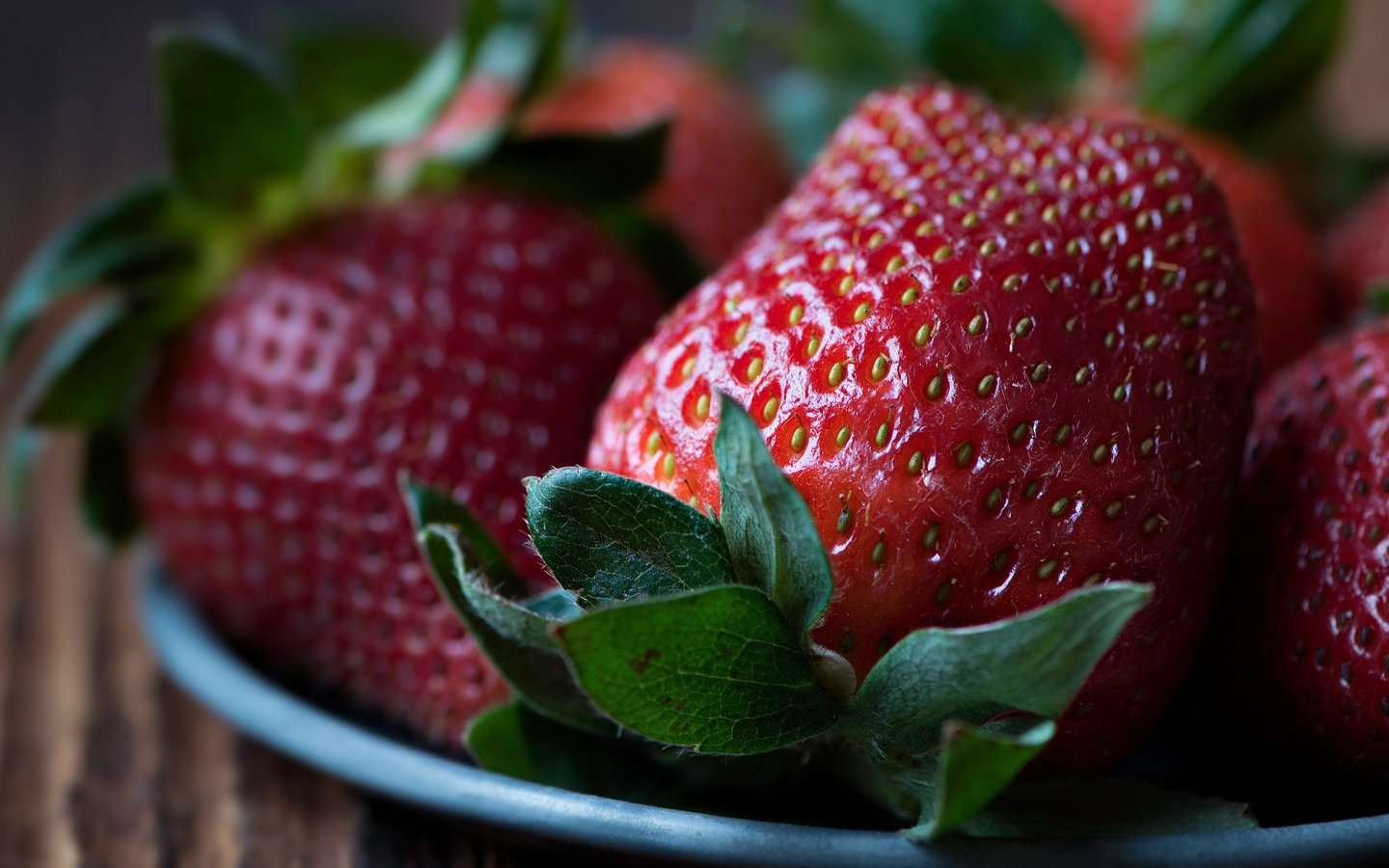 Обои макро, фон, клубника, ягоды, тарелка, macro, background, strawberry, berries, plate разрешение 3771x2122 Загрузить