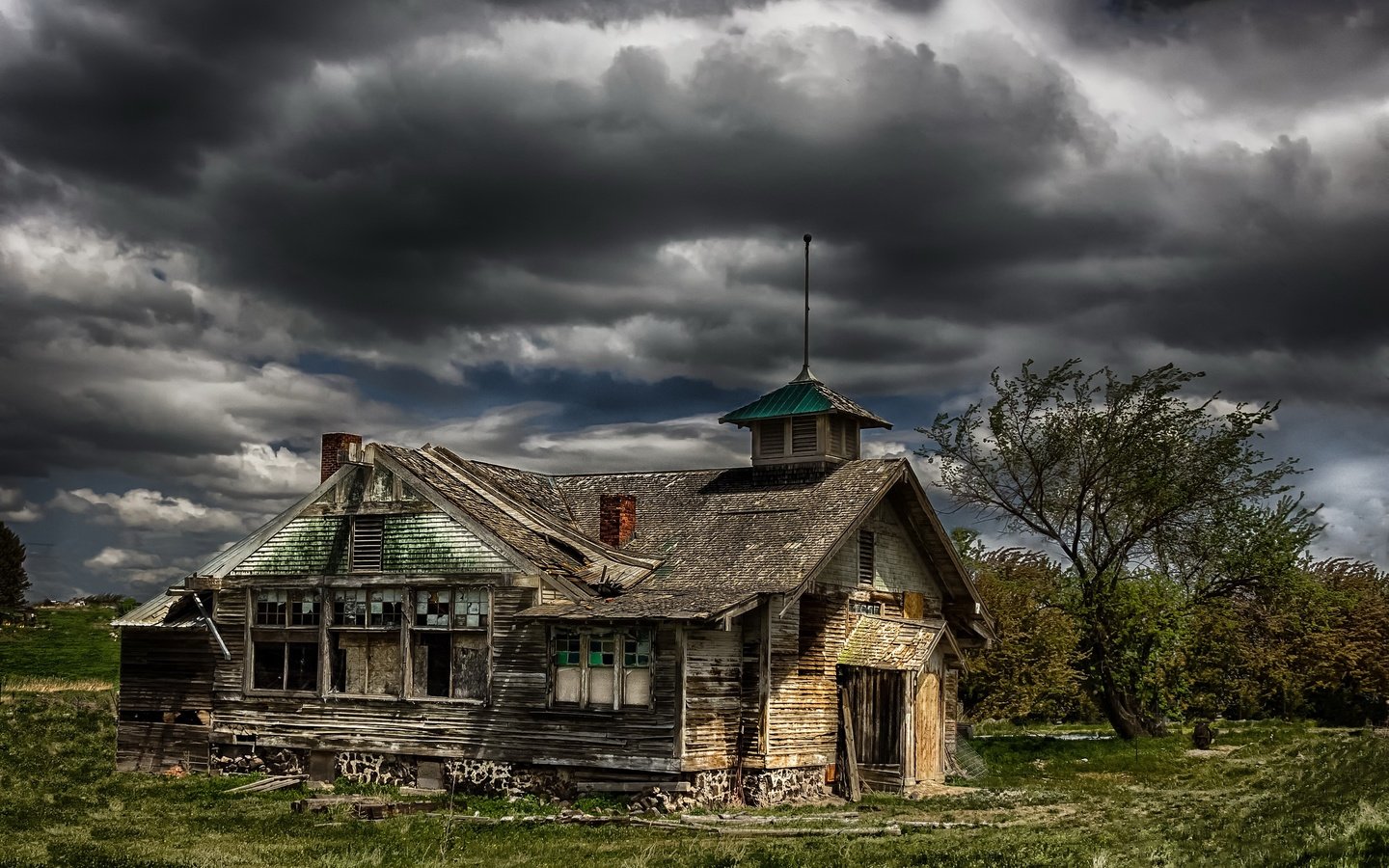 Обои небо, деревья, тучи, поле, дом, хижина, the sky, trees, clouds, field, house, hut разрешение 2560x1707 Загрузить