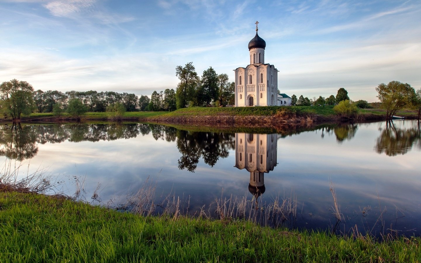 Обои трава, вода, природа, россия, церковь, покро́в на нерли́, grass, water, nature, russia, church, the intercession on the nerl разрешение 1920x1080 Загрузить