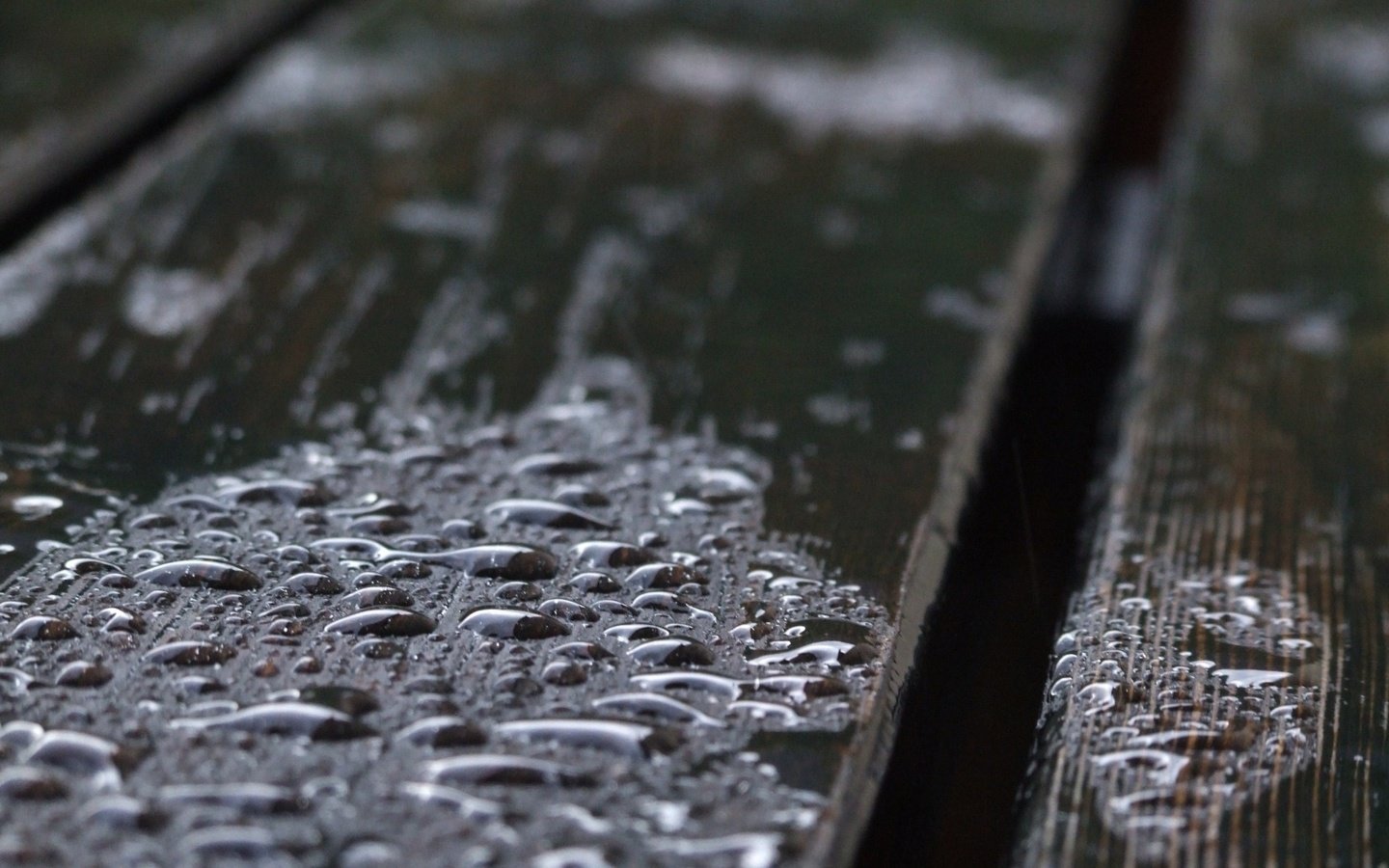 Обои капли, воды, дождь, деревянная поверхность, drops, water, rain, wooden surface разрешение 1920x1200 Загрузить