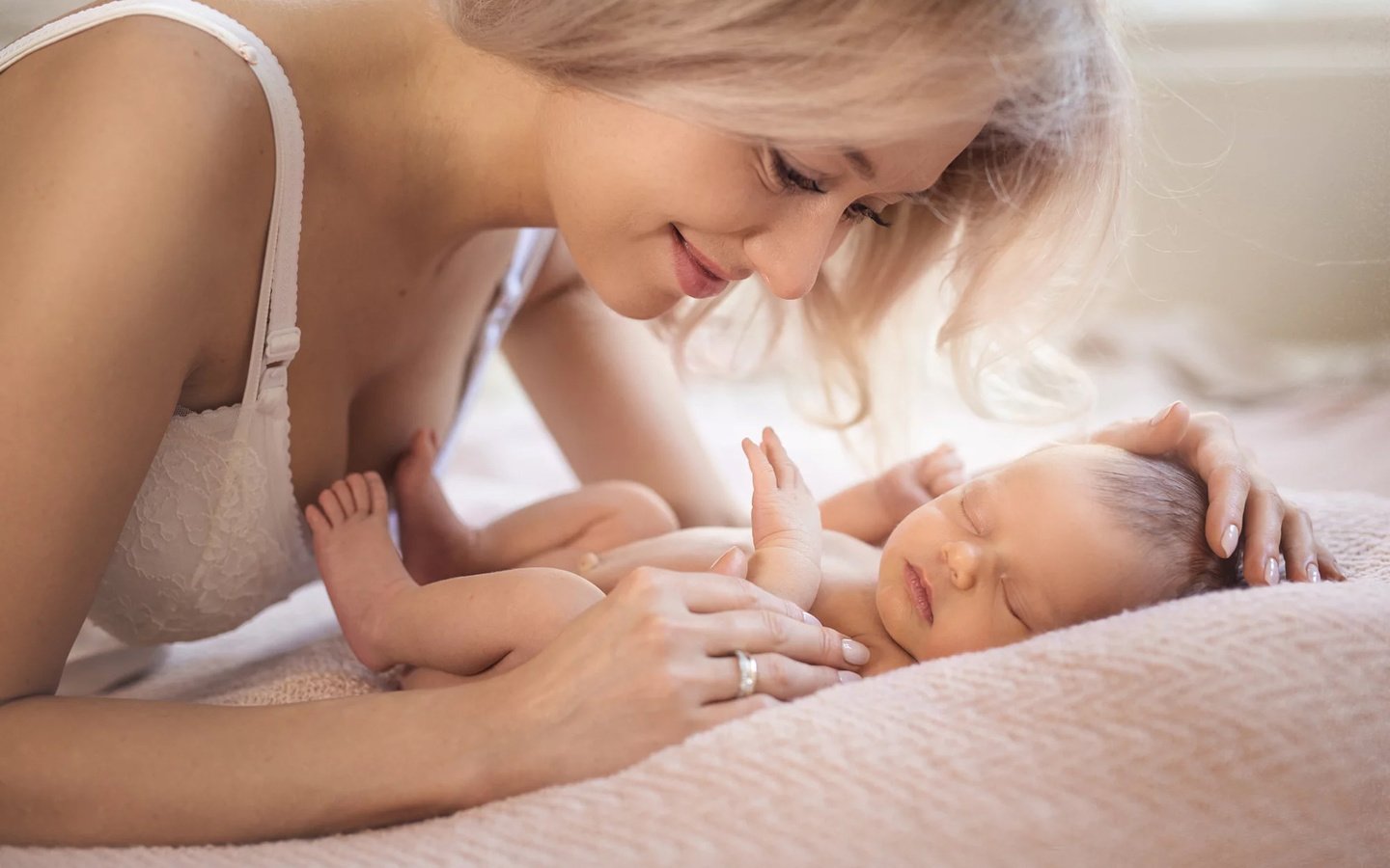 Обои блондинка, улыбка, ребенок, мама, младенец, blonde, smile, child, mom, baby разрешение 2000x1333 Загрузить