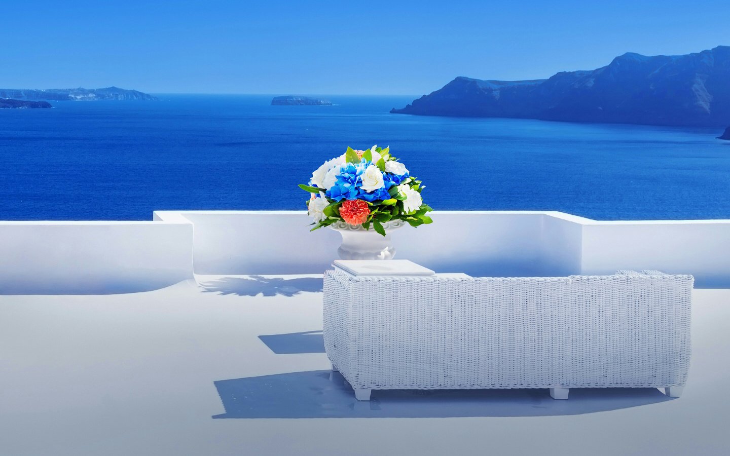 Обои цветы, горы, море, горизонт, букет, греция, санторини, flowers, mountains, sea, horizon, bouquet, greece, santorini разрешение 2880x1800 Загрузить