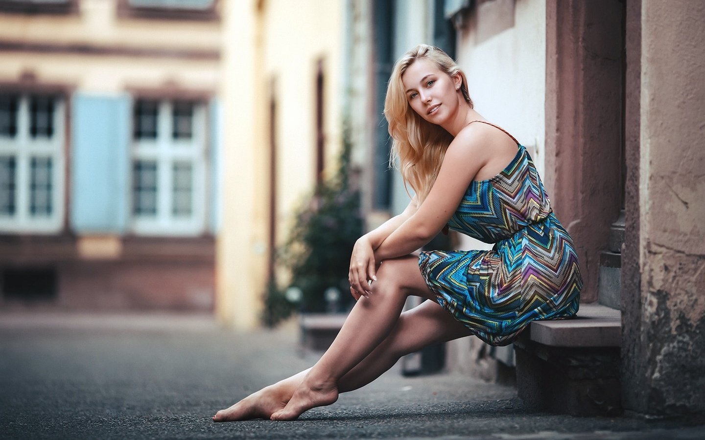 Обои девушка, блондинка, улица, ноги, сидя, босиком, kerstin, girl, blonde, street, feet, sitting, barefoot разрешение 1920x1280 Загрузить