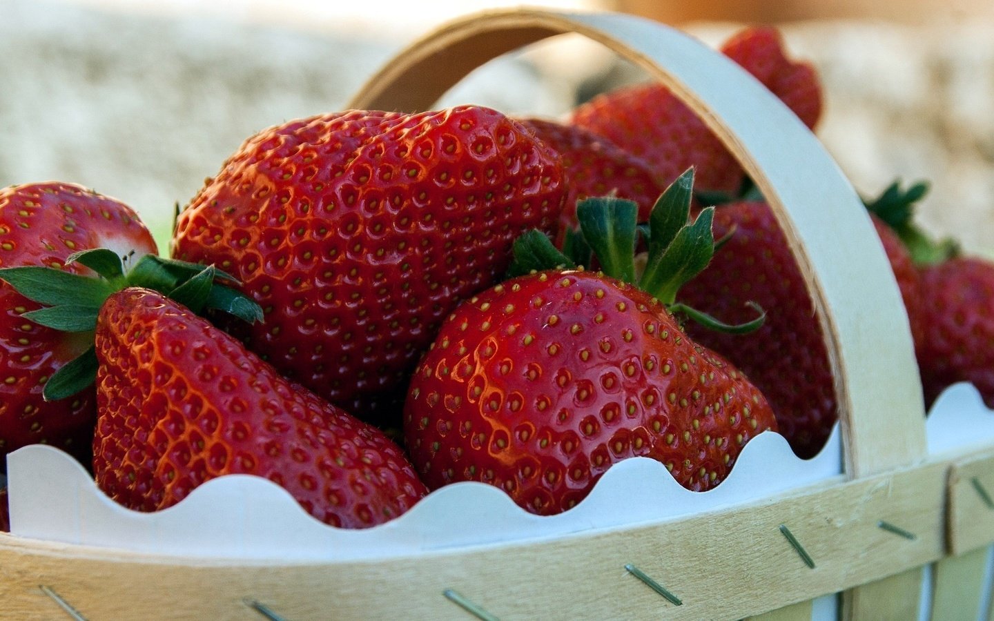 Обои клубника, ягоды, корзинка, strawberry, berries, basket разрешение 2560x1420 Загрузить