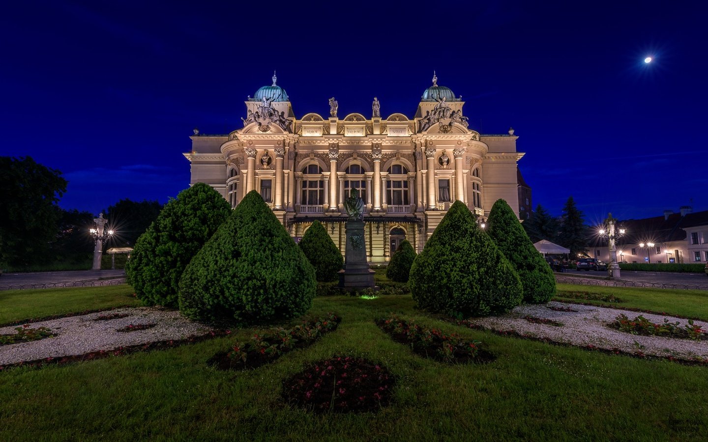 Обои ночь, деревья, здание, памятник, театр, польша, краков, night, trees, the building, monument, theatre, poland, krakow разрешение 2048x1280 Загрузить