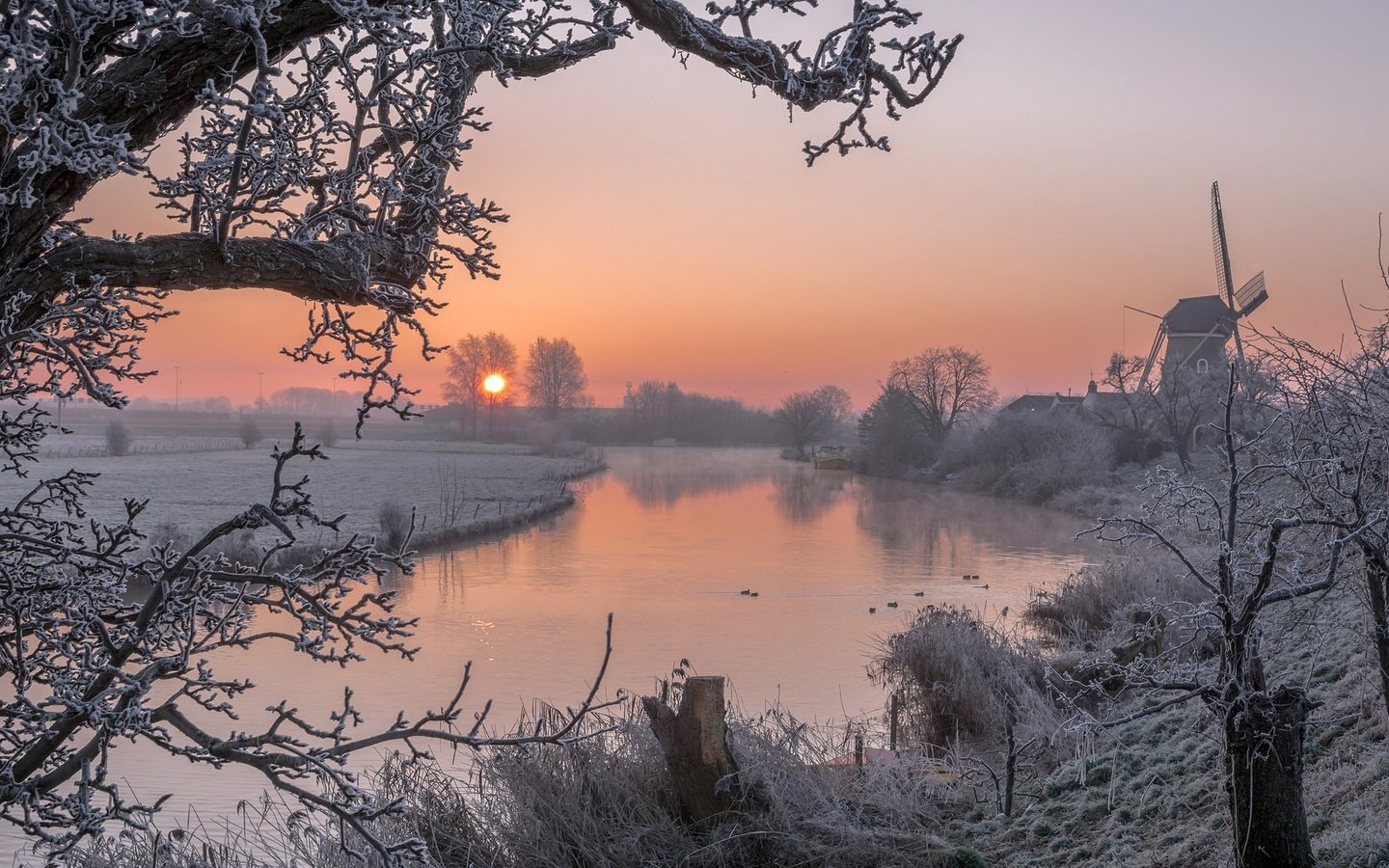 Обои деревья, река, снег, закат, зима, иней, мельница, trees, river, snow, sunset, winter, frost, mill разрешение 2048x1132 Загрузить