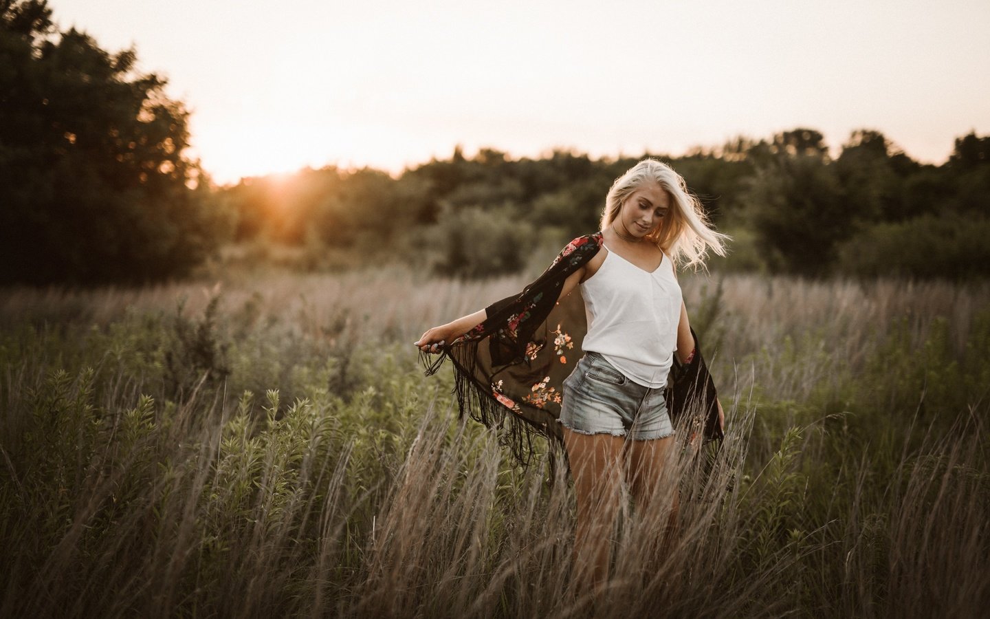 Обои природа, блондинка, поле, лето, ветер, шорты, девушка.поле, nature, blonde, field, summer, the wind, shorts, girl.field разрешение 2048x1367 Загрузить