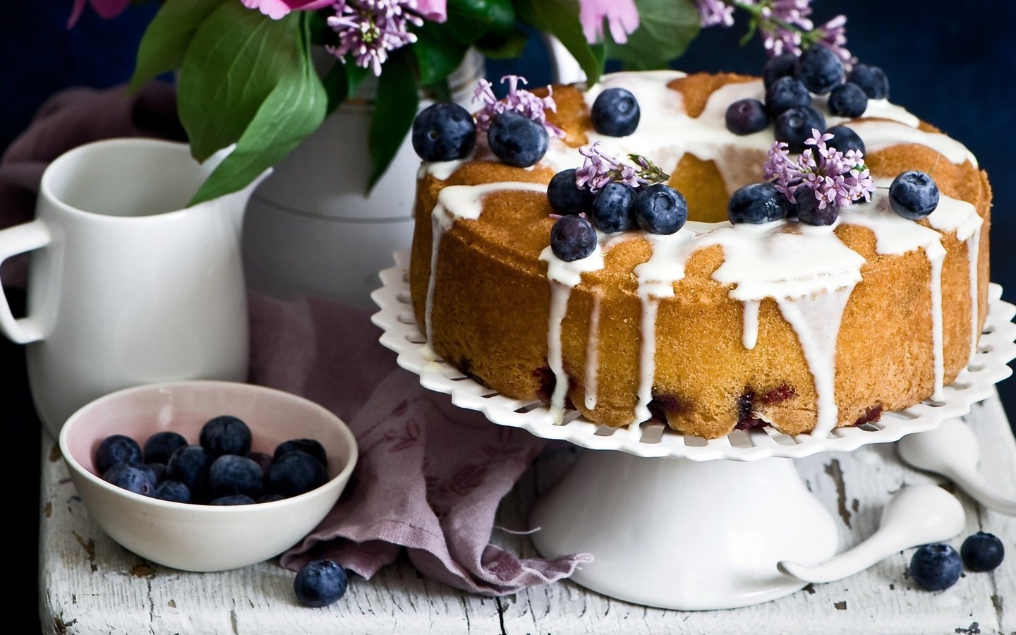 Обои ягоды, черника, сладкое, выпечка, глазурь, пирог, кекс, berries, blueberries, sweet, cakes, glaze, pie, cupcake разрешение 2048x1187 Загрузить