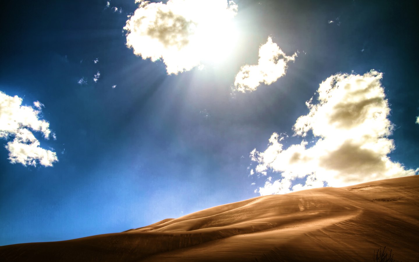 Обои небо, облака, песок, пустыня, дюны, колорадо, солнечный свет, the sky, clouds, sand, desert, dunes, colorado, sunlight разрешение 2560x1700 Загрузить