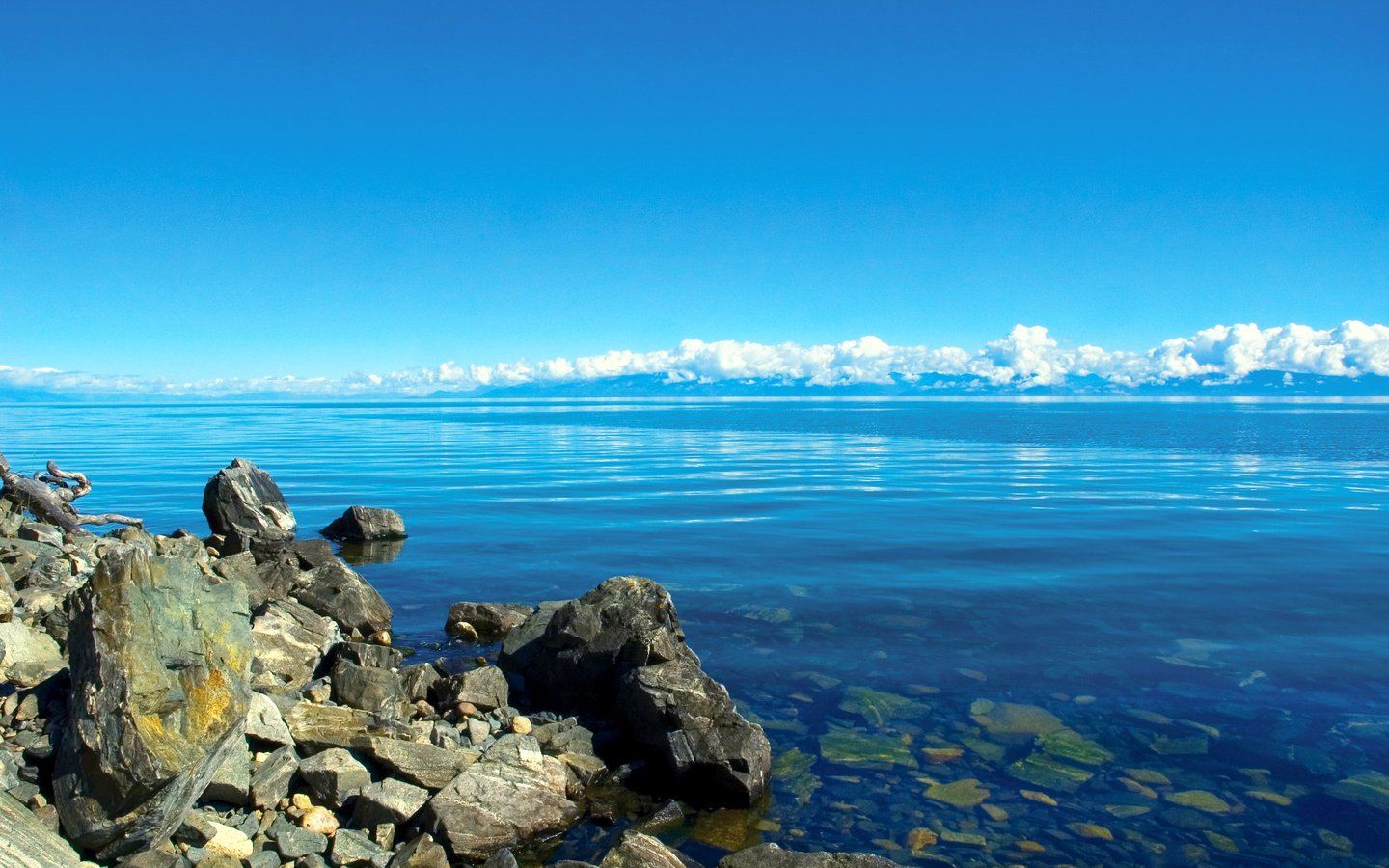 Обои облака, вода, озеро, камни, россия, прозрачная, байкал, сибирь, clouds, water, lake, stones, russia, transparent, baikal, siberia разрешение 3023x2000 Загрузить