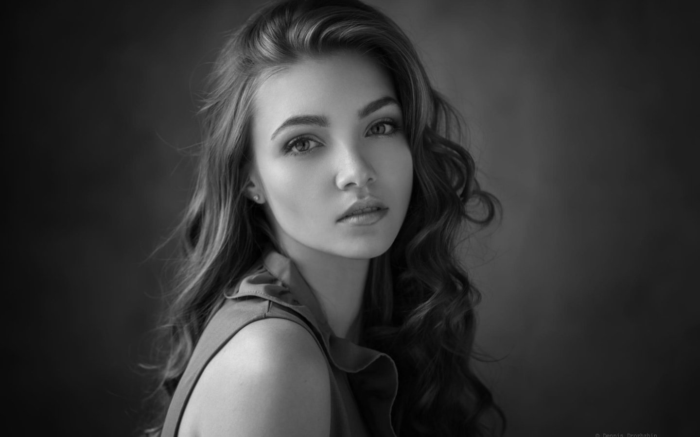 Обои девушка, взгляд, чёрно-белое, волосы, лицо, алина, dennis drozhzhin, girl, look, black and white, hair, face, alina разрешение 2000x1432 Загрузить