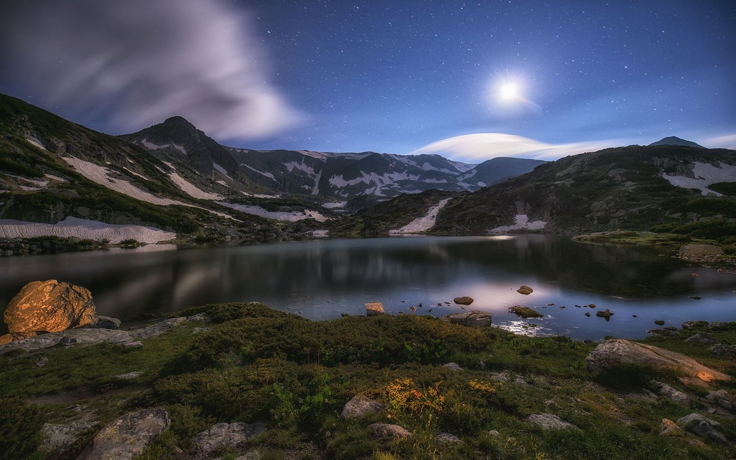 Обои небо, облака, ночь, озеро, горы, звезды, луна, krasimir matarov, the sky, clouds, night, lake, mountains, stars, the moon разрешение 2000x1335 Загрузить