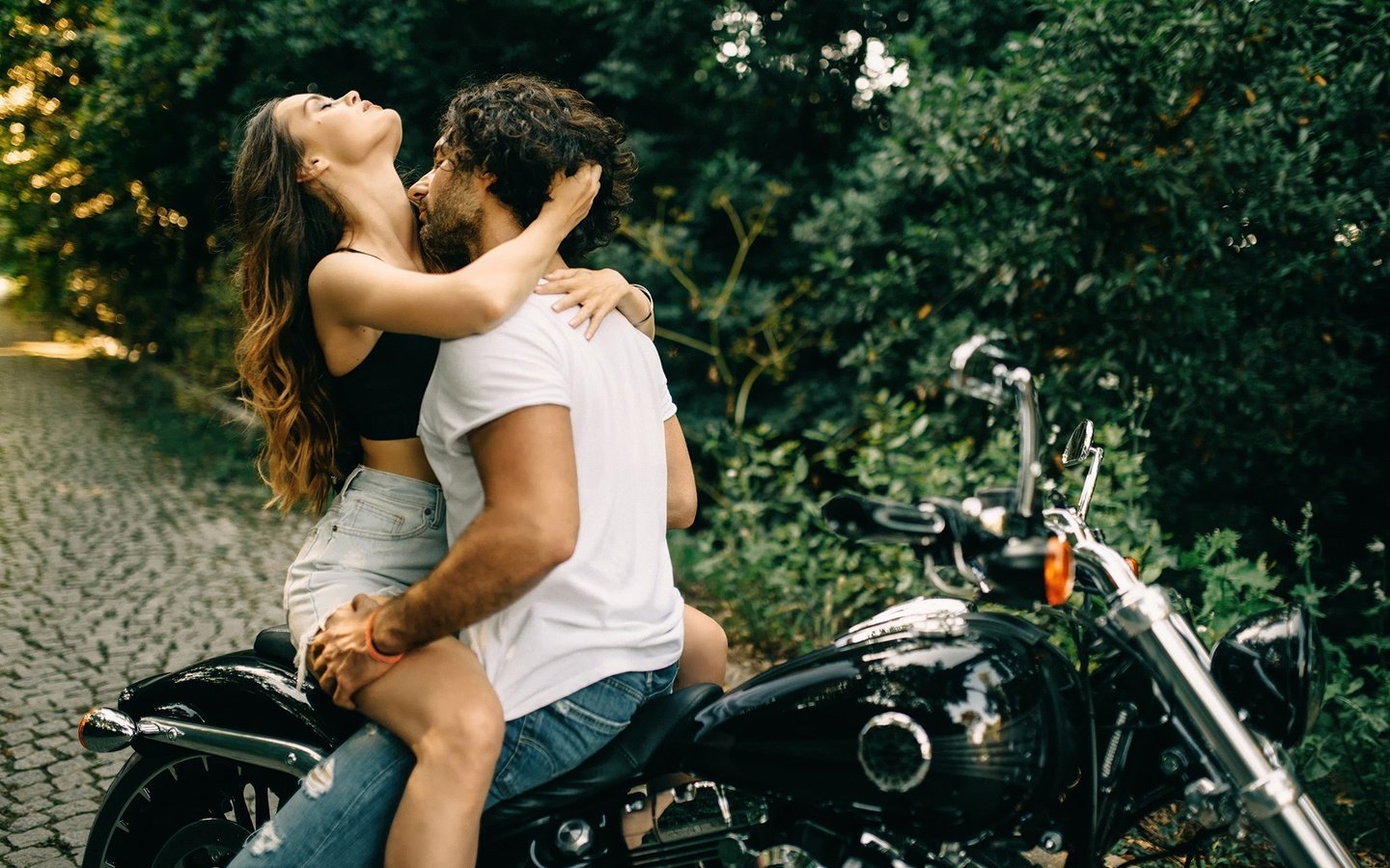 Обои девушка, парень, мотоцикл, поцелуй, страсть, girl, guy, motorcycle, kiss, passion разрешение 2048x1367 Загрузить