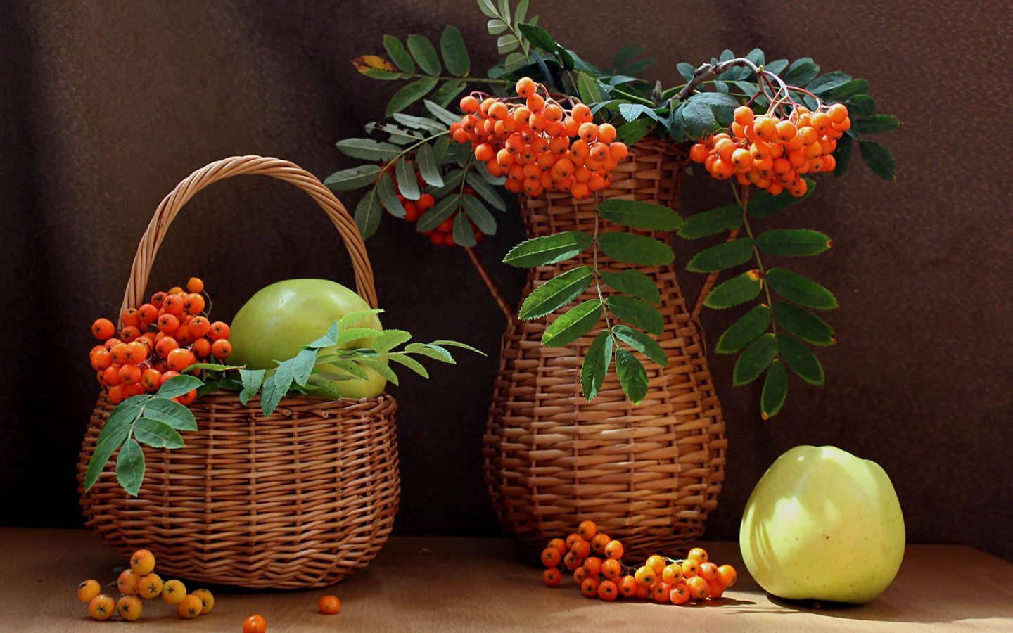 Обои фрукты, яблоки, корзина, ягоды, ваза, натюрморт, рябина, fruit, apples, basket, berries, vase, still life, rowan разрешение 4011x2774 Загрузить